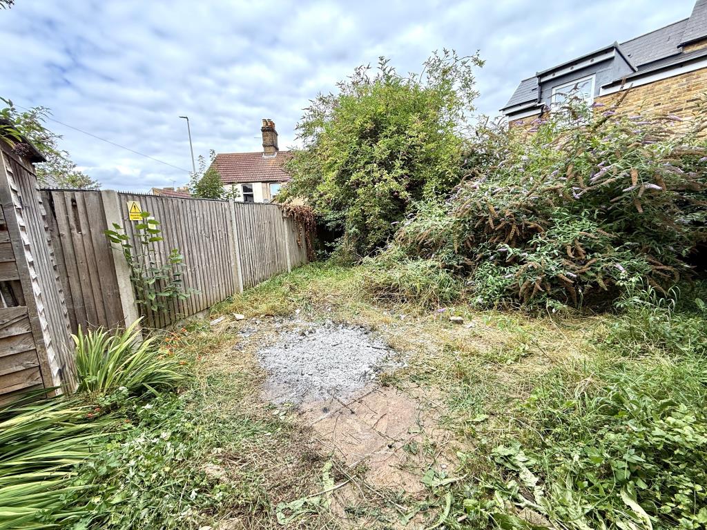 Lot: 25 - FORMER DOCTORS SURGERY WITH POTENTIAL - Garden to rear